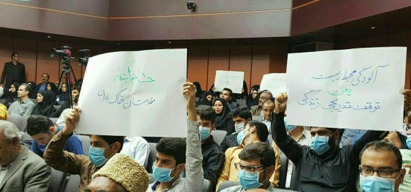 ماسکهایی که به استقبال ریس محیط زیست آمدند