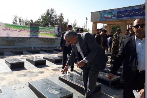  استاندار کردستان به مقام شهدا در سقز ادای احترام کرد